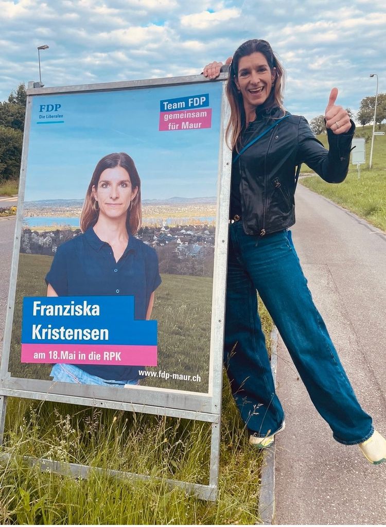 Franziska Kristensen vor dem Wahlplakat